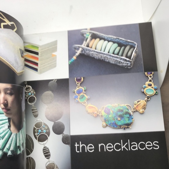500 Necklaces, a curated compendium of  Art to Wear designers 2013 Edition - Picture 3 of 4